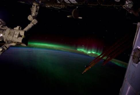 Tempestade solar já atinge a Terra e astronauta na ISS capta aurora boreal