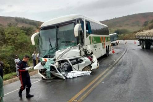 Suspeita da PRF é de que o condutor tenha perdido o controle da direção na curva, invadindo a contramão de direção, atingindo o ônibus