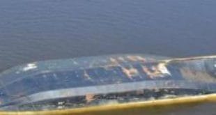 A embarcação se moveu nos últimos dias e virou, dificultando os trabalhos