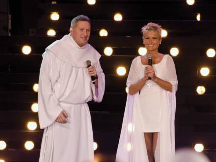 Causa foi uma denúncia feita por um religioso brasileiro, que o acusou de culto ao personalismo, exibicionismo por ir demais às TVs, e de desvirtuar as práticas católicasCausa foi uma denúncia feita por um religioso brasileiro, que o acusou de culto ao personalismo, exibicionismo por ir demais às TVs, e de desvirtuar as práticas católicas