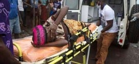 Mulher grávida com suspeita de estar com ebola é levada para ambulância em Freetown
