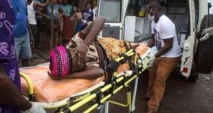 Mulher grávida com suspeita de estar com ebola é levada para ambulância em Freetown