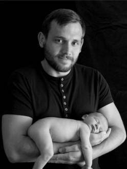 Pai e filho posavam para a foto quando...