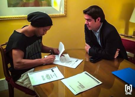 Futebol - Ronaldinho Gaúcho assina contrato com o Querétaro do México