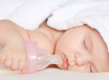 Ao tomar bebidas doces na mamadeira, como leite com açúcar, achocolatados e até suco de caixinha, a criança tem grandes chances de desenvolver cárie