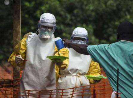 Agentes de saúde da organização Médicos Sem Fronteiras preparam alimentos para pacientes com ebola em Serra Leoa