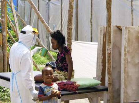 Paciente com ebola é alimentada por um agente de saúde em Serra Leoa