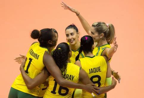 Seleção comemora vitória tranquila sobre o Canadá com direito a massacre no segundo set (Foto: Divulgação/FIVB)