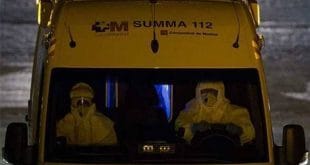 Enfermeira infectada pelo ebola é levada para um hospital na Espanha