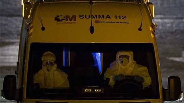 Enfermeira infectada pelo ebola é levada para um hospital na Espanha
