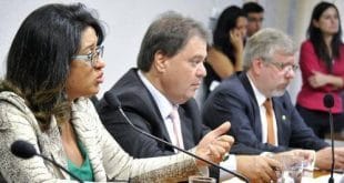Meire Poza (E), o senador Gim (C) e o deputado Marco Maia (D)