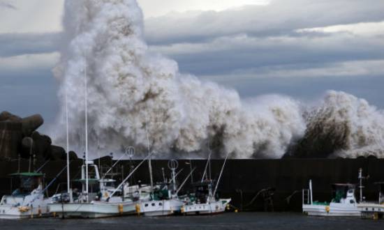 Tufão deve seguir para Fukushima (nordeste), onde a operadora da central nuclear que sofreu um grave acidente no tsunami de 2011 estava em alerta máximo.