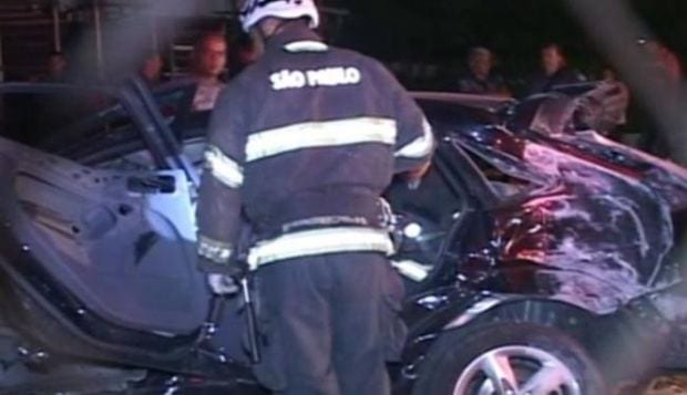 Após inspeção no carro, os policiais encontraram o corpo de um jovem no porta-malas