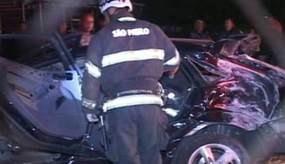 Após inspeção no carro, os policiais encontraram o corpo de um jovem no porta-malas