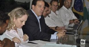 Prefeito Ruy Muniz mostrou documentos assinados entre Copasa e gestores de Montes Claros.