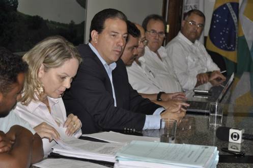 Prefeito Ruy Muniz mostrou documentos assinados entre Copasa e gestores de Montes Claros.