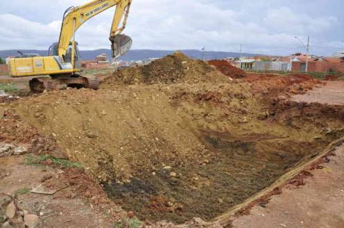 Montes Claros - Defesa Civil de Montes Claros intervém no bairro Canelas para evitar alagamentos