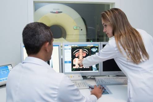 Dra. Isabela Silvério pontua que a Tomografia por Emissão de Pósitrons (PET/CT) é bem eficiente para detectar metástases Crédito: Glauber Prates