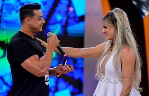 Juju Salimeni recebe pedido de casamento no palco