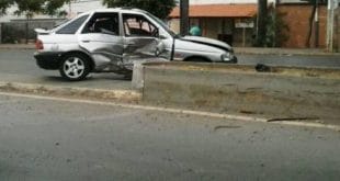 Carro bateu em mureta de proteção do canteiro da via (Foto: Vinícius Matos /G1)
