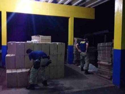Montes Claros - Polícia Rodoviária Federal apreende caminhão com 300 caixas de cigarros contrabandeados na BR-251