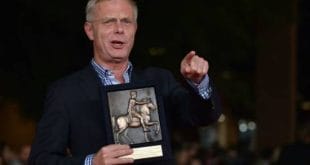 Diretor Stephen Daldry recebeu a principal premiação do festival pelo filme Trash.