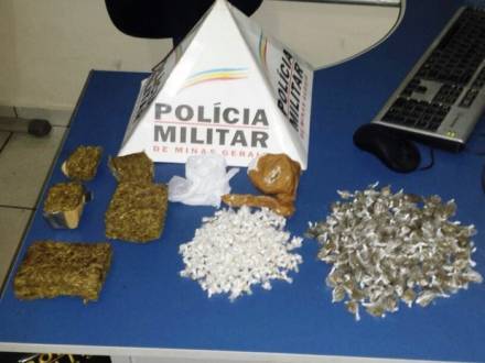 Na residência, na Rua França, a Polícia Militar (PM) apreendeu dois pés de maconha, 200 pedras de crack e 150 buchas, além de dois tabletes de maconha.