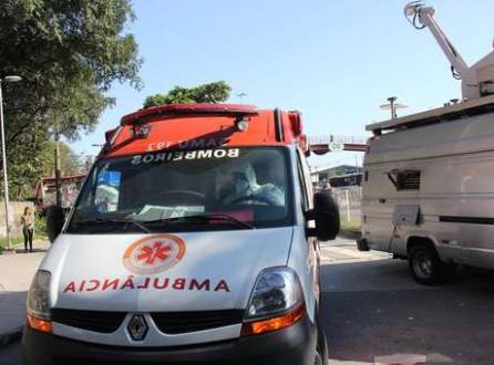 Ambulância com missionário de 47 anos, que veio da Guiné para o Paraná no dia 17 de setembro, chegando ao Instituto Nacional de Infectologia Evandro Chagas (Fiocruz), no Rio de Janeiro (RJ), na manhã de sexta-feira