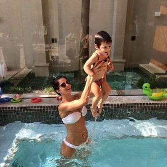 Vera Viel brincou na piscina com uma de suas filhas e mostrou boa forma com um biquíni discreto, na cor branca, composto de tomara que caia e parte de baixo com laterais mais grossas