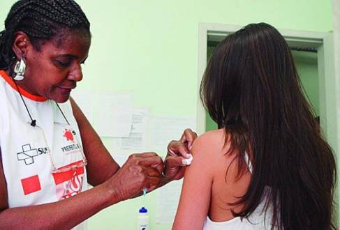 Quanto mais pessoas vacinam-se, dizem os especialistas, mais chances a sociedade tem de se livrar de doenças..