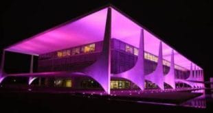 O Palácio do Planalto é um dos monumentos de Brasília iluminados de rosa para a campanha Outubro Rosa, de conscientização sobre a importância da detecção precoce do câncer de mama