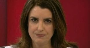 A jornalista Carla Lopes foi demitida nessa quarta-feira (15) pela GloboNews. No dia 27 de setembro, ela apresentava o Jornal da GloboNews, Edição das 18h, quando cometeu uma gafe, ao vivo, com a repórter Fernanda Galvão, de Brasília.