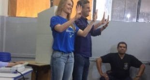 Eleições 2014 - Aécio Neves vota no mesmo colégio onde Dilma Rousseff estudou