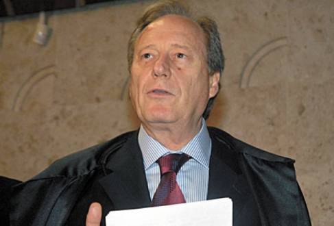"É necessário rever o nosso sistema eleitoral", acrescentou Lewandowski