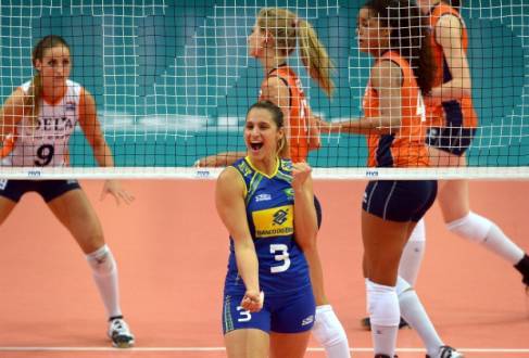 Diante de uma Holanda em fase de ascensão, as brasileiras vacilaram no set inicial; vitória sobre Rússia pode garantir seleção na próxima fase