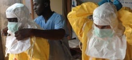 Na Guiné, devido ao surto do vírus ebola, profissionais da saúde usam kits completos de segurança. A Organização Mundial da Saúde (OMS) declarou estado de emergência no país (European Commission/VEJA)