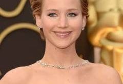 Um porta-voz de Jennifer Lawrence confimou que as fotos nuas da atriz que vazaram na internet neste domingo (31/8) foram roubadas. Nas imagens, a vencedora do Oscar aparece em poses sensuais de frente e de costas, usando lingerie ou totalmente sem roupa. "Isto é um flagrante da violação de privacidade. As autoridades já foram contatadas e irão processar qualquer pessoa que publique as fotos roubadas de Jennifer Lawrence", disse o porta-voz da atriz ao site americano BuzzFeed