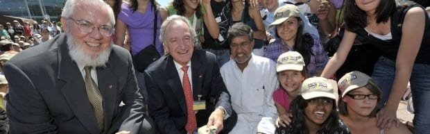 O indiano Kailash Satyarthi (de branco) também recebeu o prêmio