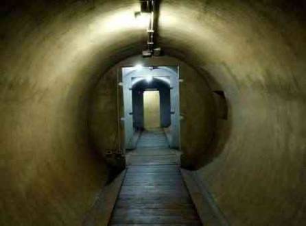 Situado no fim de um corredor de 60 metros e com uma entrada perdida até recentemente entre as árvores, o local foi levantado em 1940