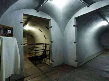 Em 1942, Mussolini ordenou a construção de um bunker mais moderno a seis metros de profundidade