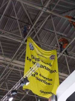 "Elas estão te enganando. Exija carros eficientes!", dizia o banner do Greenpeace