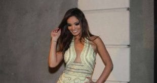 Carol Nakamura usa decote ousado em festa