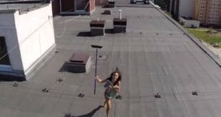 Vídeo - Drone flagra mulher de topless pegando sol em telhado de prédio