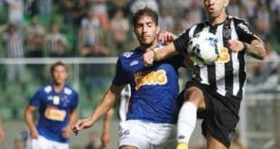 Diego Tardelli e Lucas Silva disputam bola em final