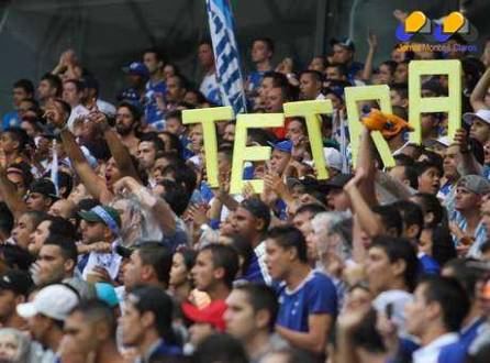 Torcida do Cruzeiro faz a festa com o tetra brasileiro