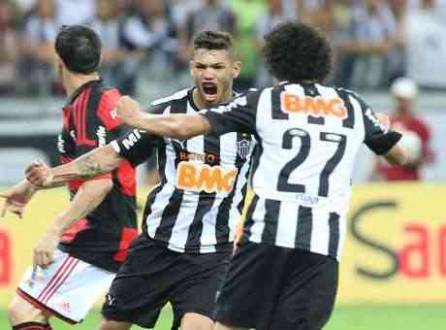 Carlos comemora gol de empate do Atlético-MG com Luan