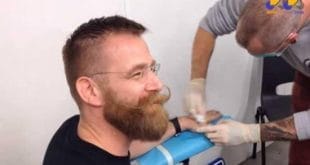 Cirurgia de implante dos chips foi mostrada no canal do Youtube de Martijn Wismeijer.