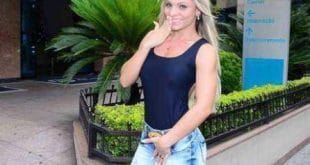A Miss Bumbum Indianara Carvalho em frente ao hospital, em São Paulo