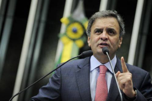 Senador Aécio Neves retorna ao Congresso com promessa de liderar oposição