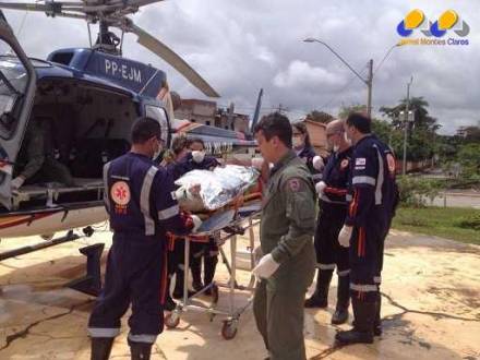 Os dois motoristas foram socorridos e levados de helicóptero até a praça do Jatobás em Montes Claros